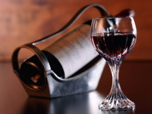 В процессе хранения красное вино должно приобрести светлый оттенок