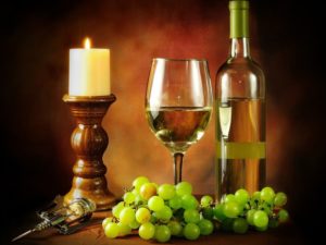 Стеклянные бутыли – это наиболее распространённый вид тары для выдерживания виноградного белого вина