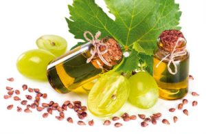 С помощью виноградного масла можно питать и увлажнять кожу